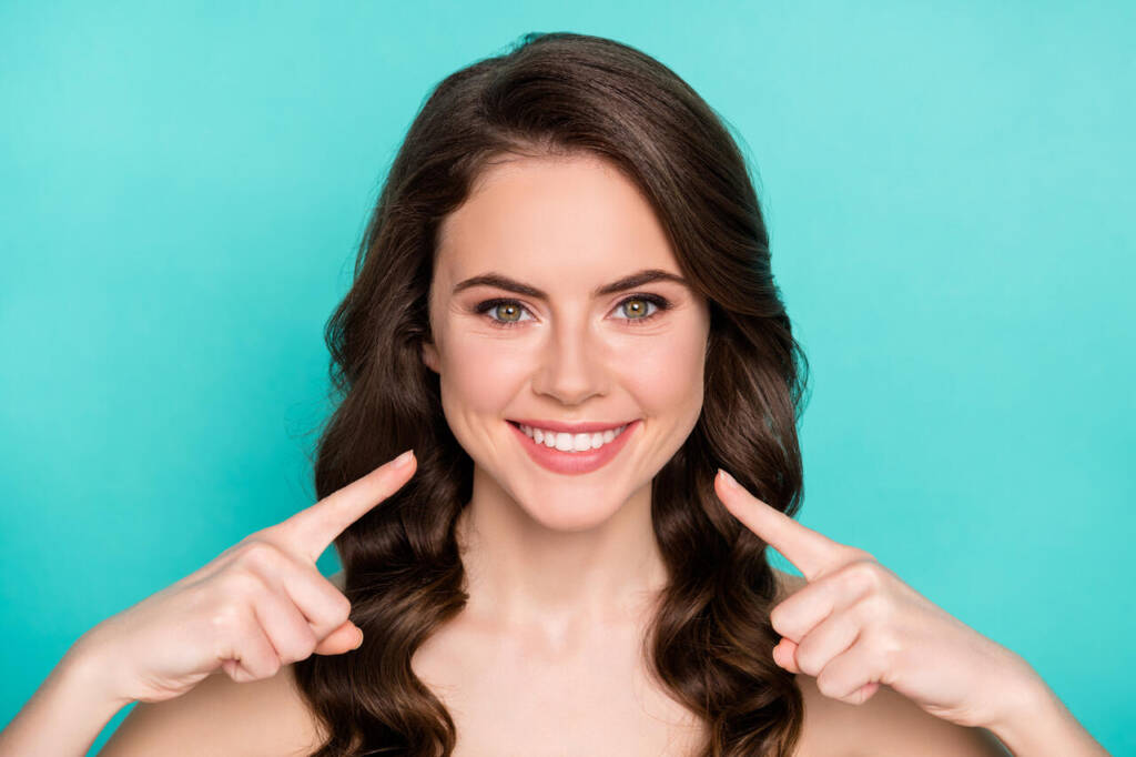 Closeup,Photo,Of,Beautiful,Naked,Curly,Lady,Demonstrating,Positive,Results